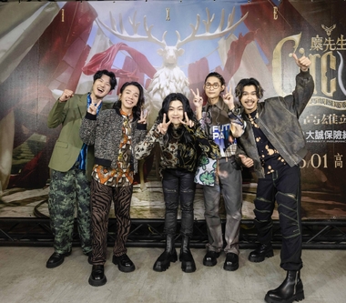 麋先生「一飛沖天」！乘「太空梭」氣球飛向世界　首登高雄巨蛋萬人沸騰　光榮回家演唱大成功！