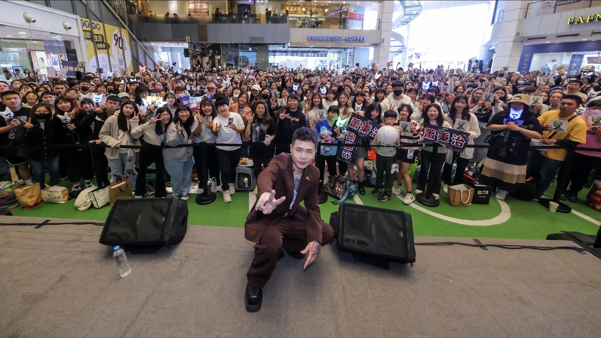 蕭秉治感謝中部歌迷六年等待　簽唱會揮出〈勝利人生〉幸運棒球與歌迷合照、化身一日歌迷為粉絲應援