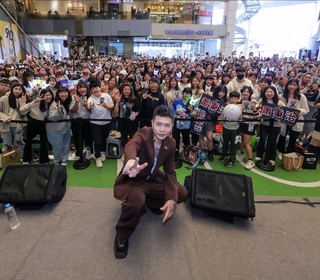 蕭秉治感謝中部歌迷六年等待　簽唱會揮出〈勝利人生〉幸運棒球與歌迷合照、化身一日歌迷為粉絲應援