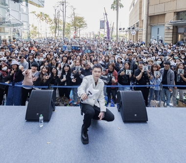 蕭秉治回高雄必做：辦簽唱會　《完人Imperfect》專輯＋《活著 Alive》演唱會簽唱會吸爆滿人潮