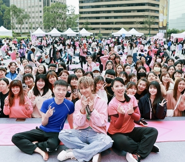 追星現場變瑜珈派對！鼓鼓擔任「粉紅瑜珈」助教帶領粉絲盡情伸展做瑜珈