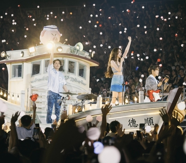 告五人宇宙系列最終場寫下巡演傳奇 無人機照亮港都夜空 同梯兄弟團17人共演嗨爆全場