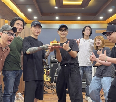 鼓鼓過生日 蕭秉治驚喜送蛋糕禮物 粉絲辦展覽、揪團淨灘傳遞愛