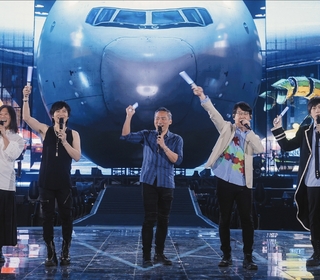 五月天《回到那一天》25週年巡迴演唱會冰城環場版  為體育場換上繽紛裝扮、1500台無人機驚豔哈爾濱星空