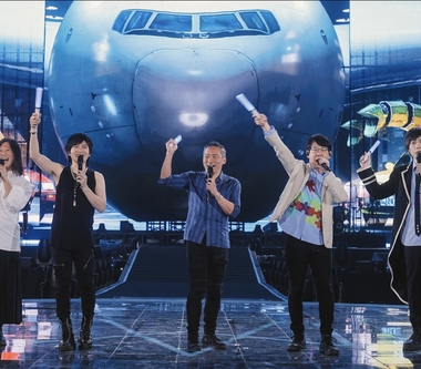 五月天《回到那一天》25週年巡迴演唱會冰城環場版  為體育場換上繽紛裝扮、1500台無人機驚豔哈爾濱星空