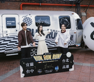 發片記者會重現專輯沈浸式黑白格世界　以搖滾探索虛實交錯異想世界　告五人現場示範「要拼的傻瓜」造夢巧拼板　高空疊拼巨型巧拼霸氣爆棚超吸睛！