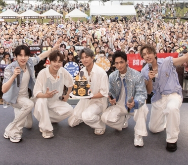 Energy高雄簽唱會碰風雨仍簽好簽滿！牛奶、Toro復刻〈愛失控〉MV 打巴掌、擁吻全都來