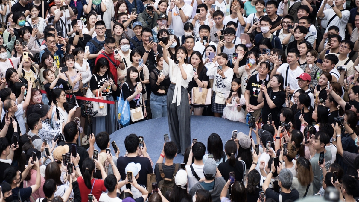 丁噹《夜遊》演唱會限定簽唱會 OST串燒現場歌迷大合唱 香堤大道成KTV包廂