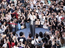 丁噹《夜遊》演唱會限定簽唱會 OST串燒現場歌迷大合唱 香堤大道成KTV包廂