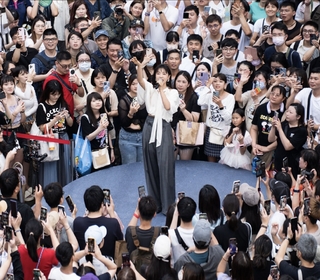 丁噹《夜遊》演唱會限定簽唱會 OST串燒現場歌迷大合唱 香堤大道成KTV包廂