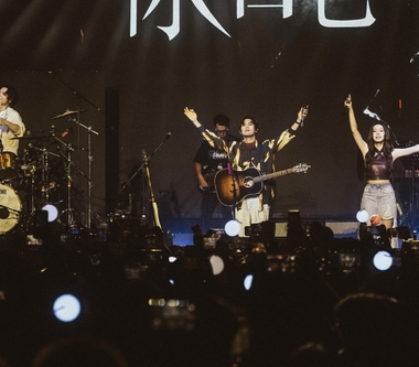 超人氣Z世代天團告五人新專輯《我們就像那些要命的傻瓜》佳評如潮、叫好又叫座　連續六周專輯霸榜冠軍