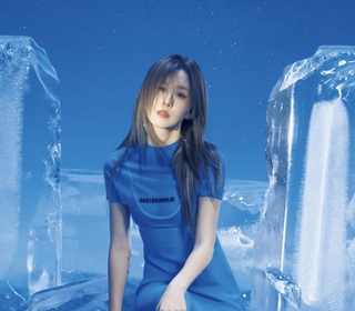 白安第五張唱作專輯《星期八》正式上線 躺巨型冰塊拍封面 幽默自嘲像新鮮的「魚」