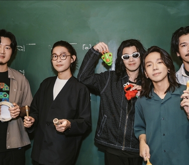 金曲樂團麋先生集體寵乾女兒　為貝斯手以諾千金送無價豪禮！驚喜釋出全新單曲〈散散步〉以諾夫婦合唱錄音室放閃甜翻全場