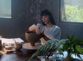 「戲劇天后」丁噹顛覆過往演繹「變鬼后」　廁所練唱嚇到鄰居　向電影導演解孟儒自我推薦想演恐怖片