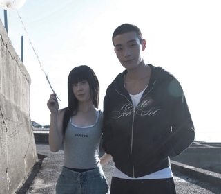 白安〈路邊野餐〉MV化身末日愛情旅程 邀牧森烈日海邊展科幻浪漫冒險