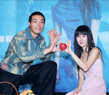 白安睽違三年發行第五張唱作專輯《星期八》奪六大冠軍　MV男主角牧森驚喜現身！準備「星期八許願板」助攻實現心願