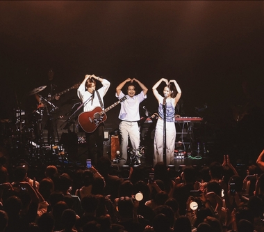 告五人領數千名哈瓜駛向「從未見過的海」　專屬粵語歌〈成長的錯〉下足功夫　香港哈瓜齊聲大喊：靚仔靚女猴賽雷！