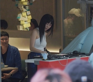 路邊放歌chill嗨嗨！白安化身DJ播歌 將中山商圈變「星期八世界」