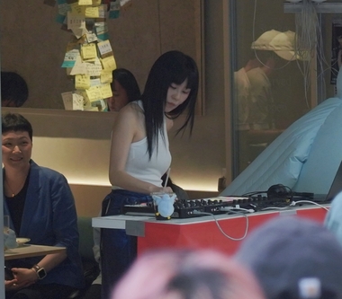 路邊放歌chill嗨嗨！白安化身DJ播歌 將中山商圈變「星期八世界」