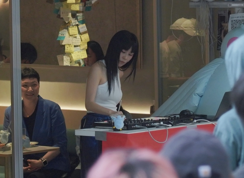 路邊放歌chill嗨嗨！白安化身DJ播歌 將中山商圈變「星期八世界」