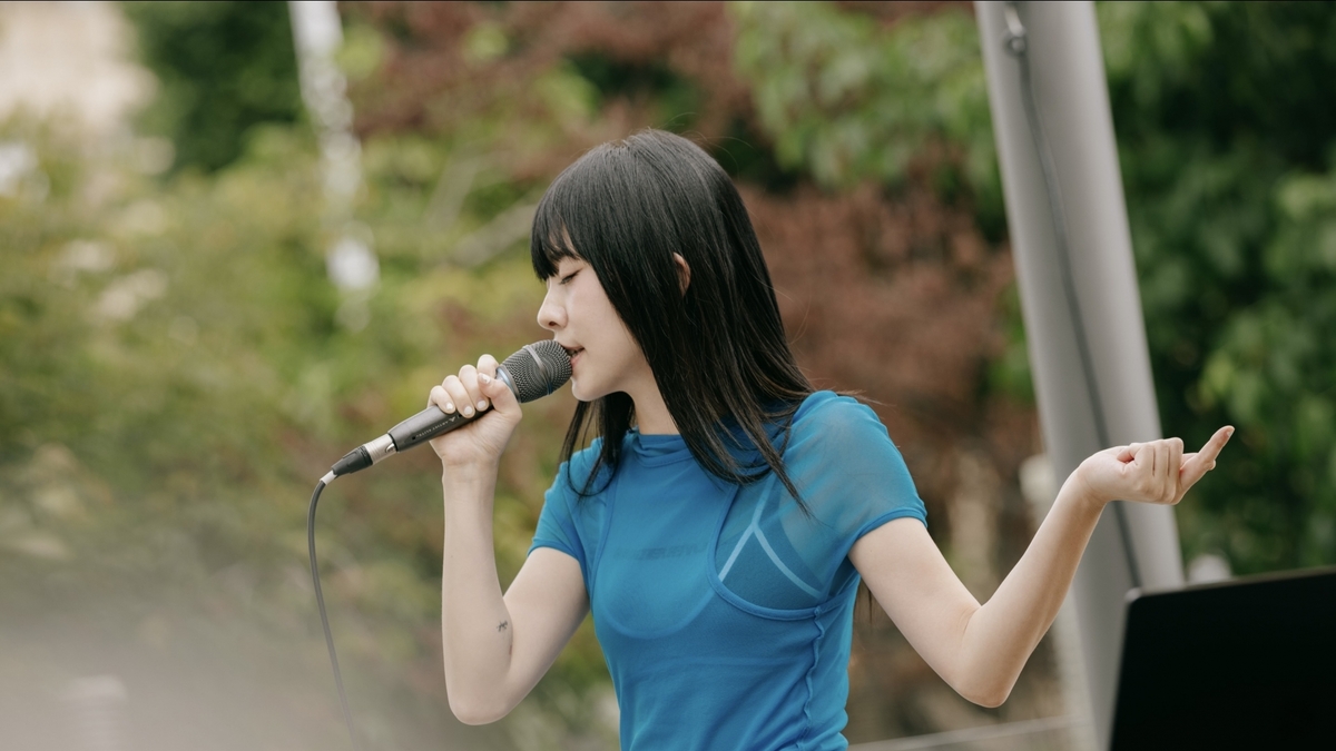 白安邀歌迷真實在「路邊野餐」！寵粉準備點心飲品 席地而坐共度初秋午後