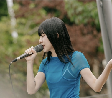 白安邀歌迷真實在「路邊野餐」！寵粉準備點心飲品 席地而坐共度初秋午後