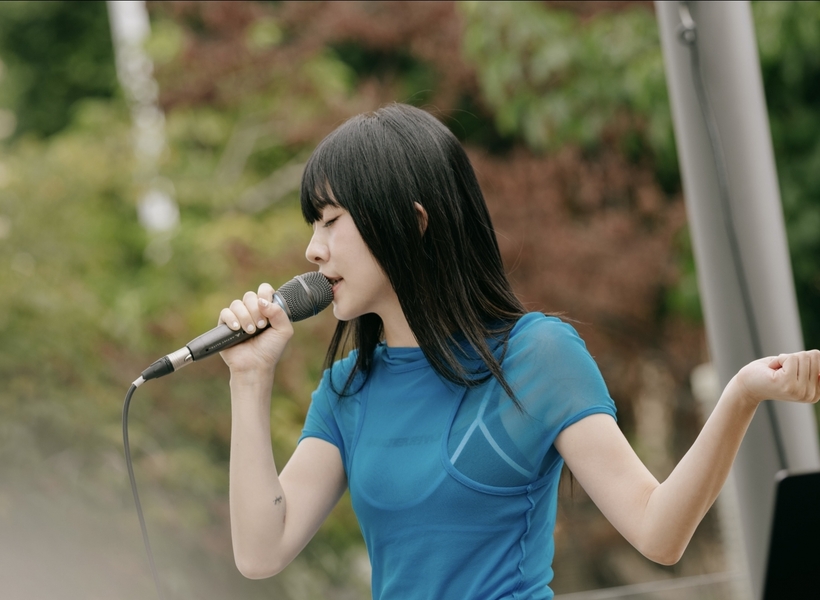 白安邀歌迷真實在「路邊野餐」！寵粉準備點心飲品 席地而坐共度初秋午後