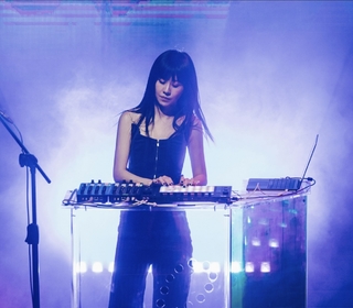 白安《路邊野餐》新專輯巡迴演唱會台中首　 訂製「星期八DJ台」展現電子音樂新時尚