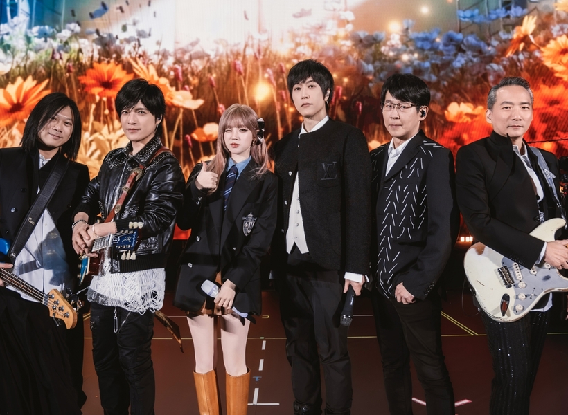 五月天《回到那一天》演唱會上海最終場  宋雨琦乘著「專機」登場 意想不到的夢幻聯動  同框演繹〈後來的我們〉、〈Radio〉