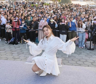 丁噹《夜遊》夜未眠演唱會高雄限定簽票會 嗨唱10首歌被讚「第一人」 邀泰武原民弟弟台上熱辣尬舞 直喊「好了就好了！」