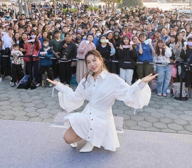 丁噹《夜遊》夜未眠演唱會高雄限定簽票會 嗨唱10首歌被讚「第一人」 邀泰武原民弟弟台上熱辣尬舞 直喊「好了就好了！」