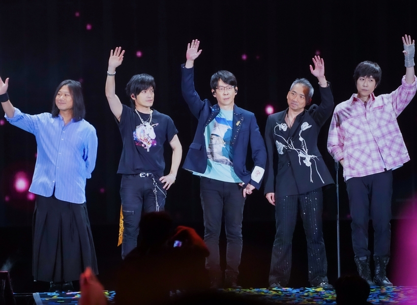 五月天《回到那一天》演唱會台中站新年快樂版6場完美落幕 尾場搖滾方丈敲木魚樂當〈派對動物〉