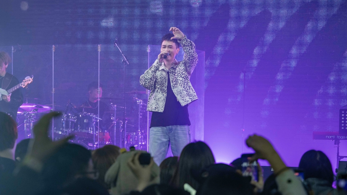 蕭秉治《活著 Alive》演唱會上海、南京開唱 嘉賓鼓鼓、丁噹輪流拱跳吳建豪的「奪命三搖」 求饒「下次要慎選嘉賓」