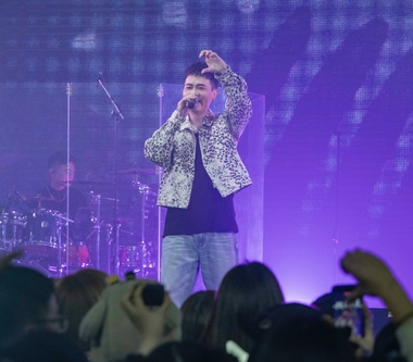 蕭秉治《活著 Alive》演唱會上海、南京開唱 嘉賓鼓鼓、丁噹輪流拱跳吳建豪的「奪命三搖」 求饒「下次要慎選嘉賓」