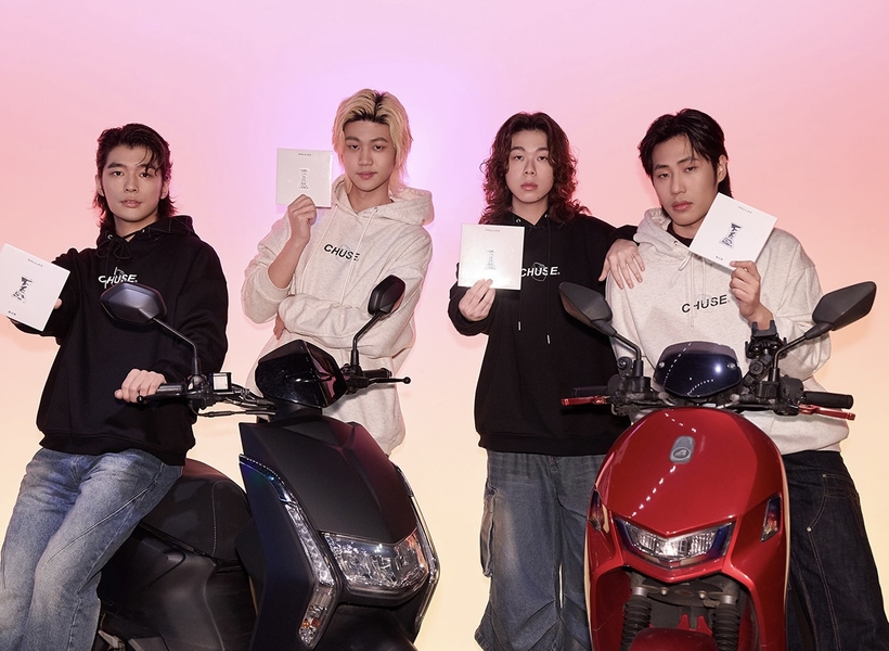 怪物新人跨年制霸一飛沖天 帕拉斯自己當業務 親手送專輯