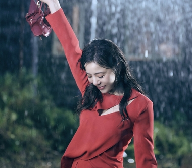 丁噹挑戰自己經典重編〈猜不透〉灑脫版MV淋雨戲拍得唯美  體感8度低溫丁噹冷到「石化」