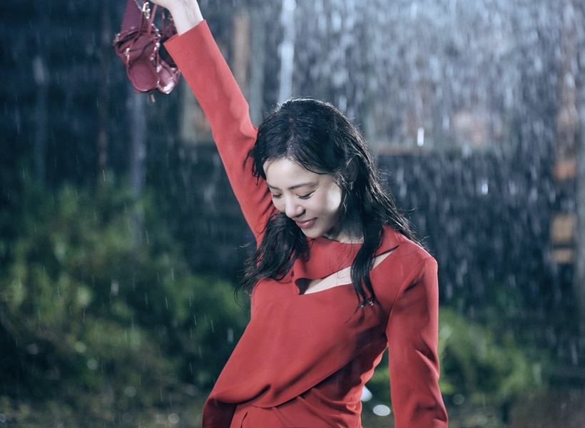 丁噹挑戰自己經典重編〈猜不透〉灑脫版MV淋雨戲拍得唯美  體感8度低溫丁噹冷到「石化」