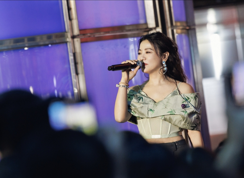 丁噹一日情歌站長吸引爆滿人潮  演唱多首歌曲還加碼超寵粉