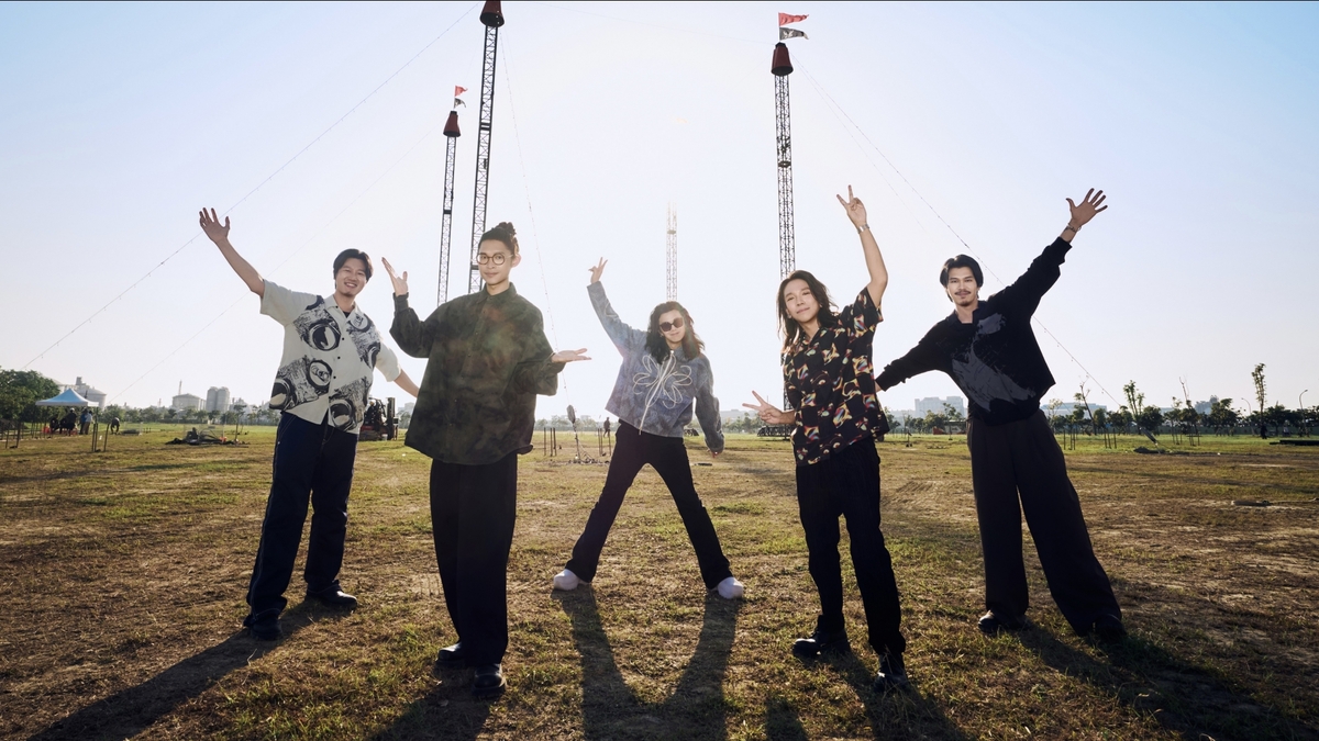 麋先生震撼搭設巨大馬戲帳篷　超夢幻造型吸引高雄市民爭相打卡、歌迷狂湧朝聖　網友驚呼：根本新地標　麋先生未開唱先創話題巔峰