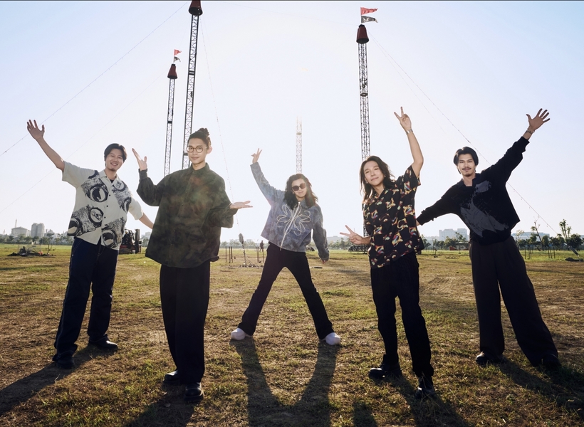 麋先生震撼搭設巨大馬戲帳篷　超夢幻造型吸引高雄市民爭相打卡、歌迷狂湧朝聖　網友驚呼：根本新地標　麋先生未開唱先創話題巔峰