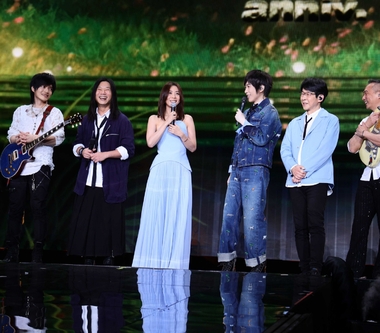 五月天創最快重返大巨蛋紀錄！陳綺貞驚喜同台、重現《第168場演唱會》　首場彩蛋滿到溢出