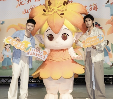 音樂遇見金黃色花海！鼓鼓呂思緯、蕭秉治化身推廣大使唱響金針花季