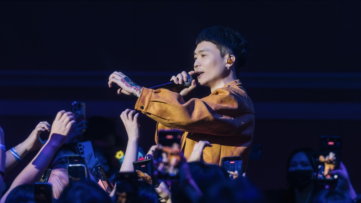 蕭秉治新加坡《活著 Alive》演唱會　開放歌迷點歌〈拉警報〉　回台埋首新專輯　五月天瑪莎傾囊相助