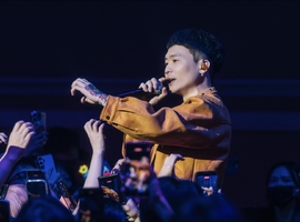 蕭秉治新加坡《活著 Alive》演唱會　開放歌迷點歌〈拉警報〉　回台埋首新專輯　五月天瑪莎傾囊相助