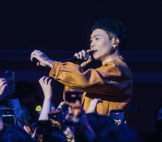 蕭秉治新加坡《活著 Alive》演唱會　開放歌迷點歌〈拉警報〉　回台埋首新專輯　五月天瑪莎傾囊相助