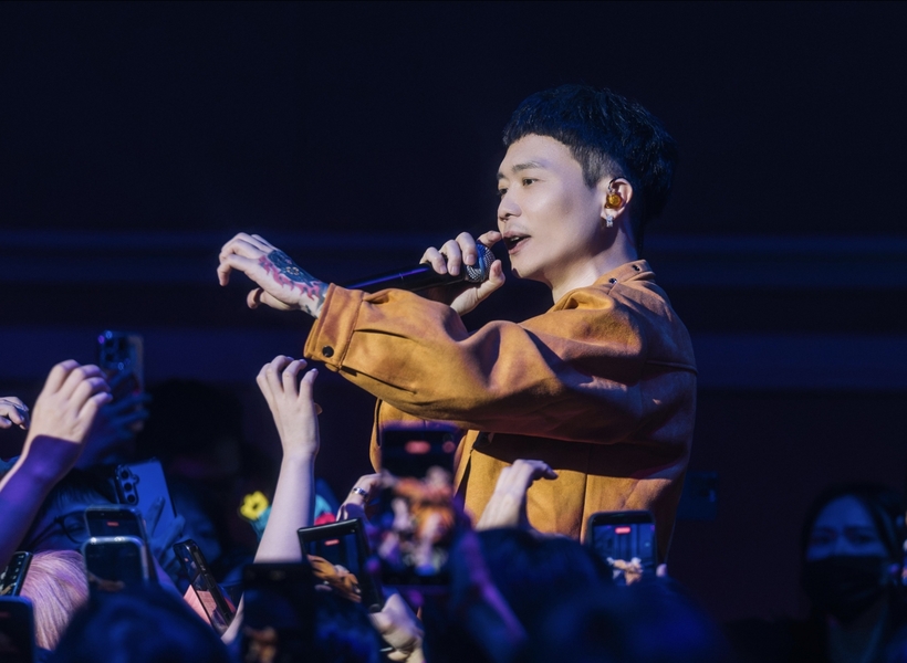 蕭秉治新加坡《活著 Alive》演唱會　開放歌迷點歌〈拉警報〉　回台埋首新專輯　五月天瑪莎傾囊相助