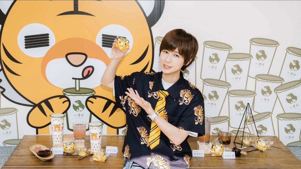 小魏魏嘉瑩擔任一日店長 親自調製台灣虎航X一沐日聯名新款「虎趣桃」送給幸運民眾
