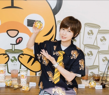 小魏魏嘉瑩擔任一日店長 親自調製台灣虎航X一沐日聯名新款「虎趣桃」送給幸運民眾