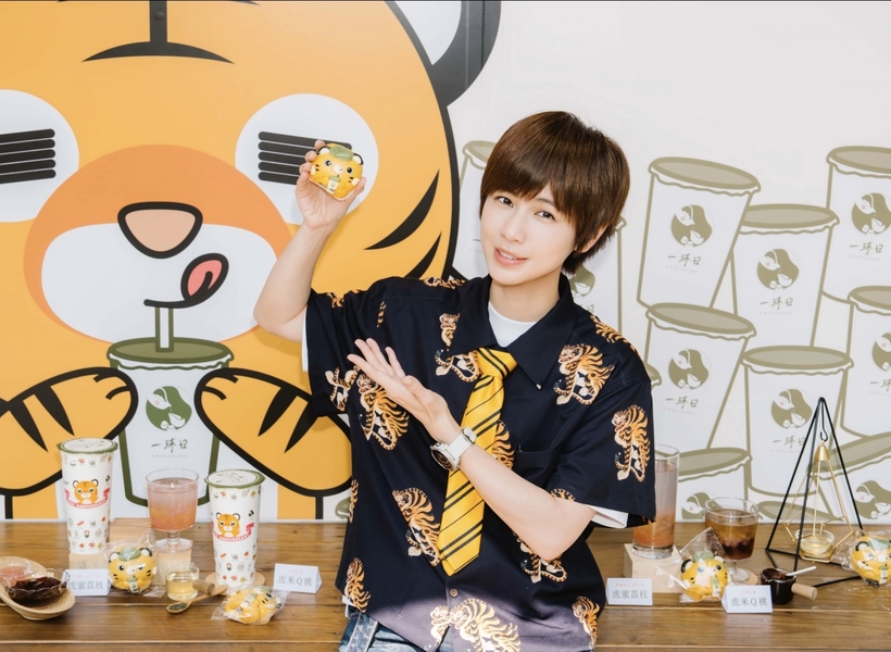 小魏魏嘉瑩擔任一日店長 親自調製台灣虎航X一沐日聯名新款「虎趣桃」送給幸運民眾