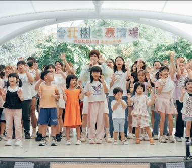 小魏魏嘉瑩《快出來玩》遊樂園快閃前進兒童新樂園 上百歌迷大、小朋友嗨翻現場